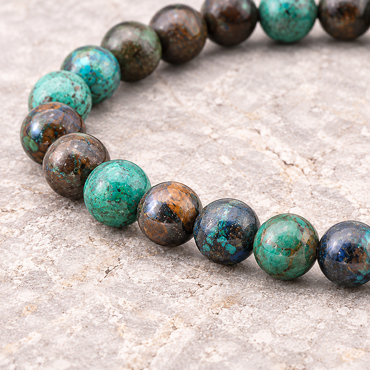 Arc du bracelet en chrysocolle montrant la diversité des perles turquoise, vertes et brunes