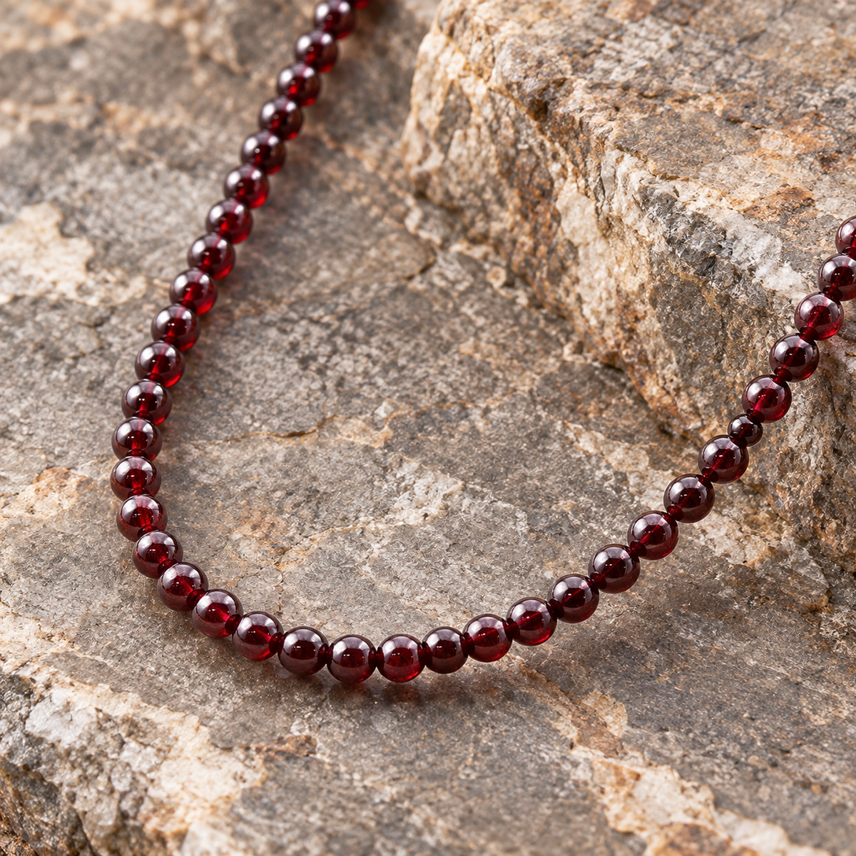 Détail des perles naturelles et de la finition de Collier en grenat rouge 4 mm - 45 cm