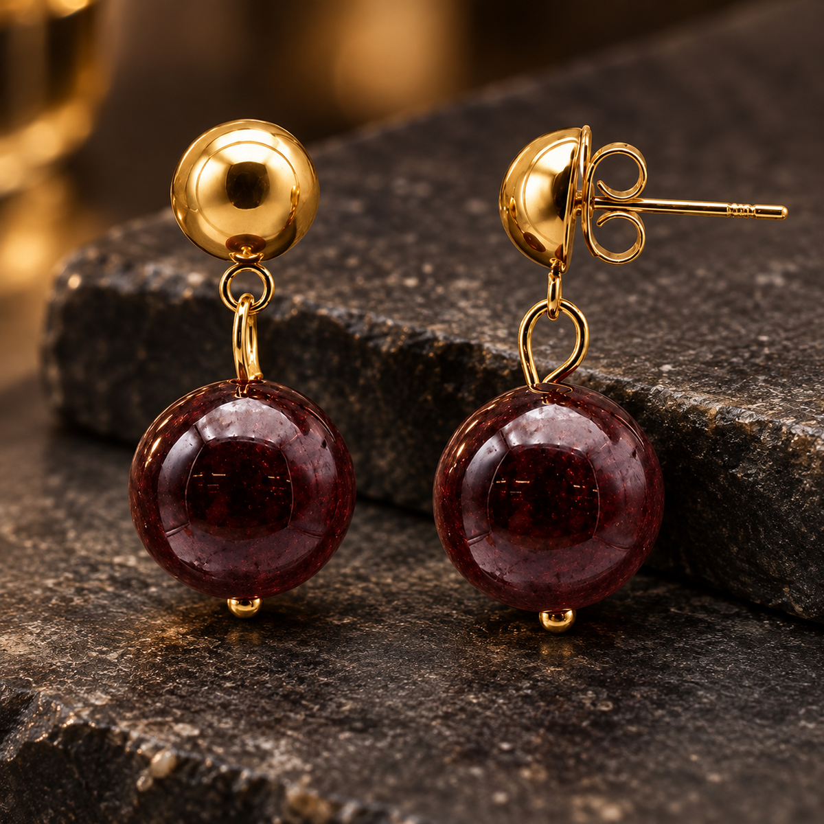 Détail de la pierre naturelle et de la finition de Boucles d'oreilles pendantes en grenat rouge 12 mm
