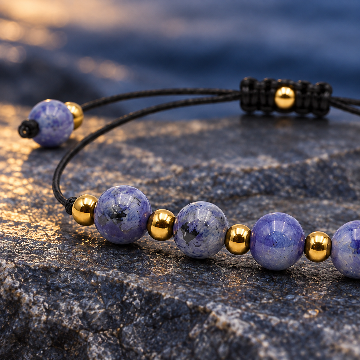 Détail des pierres naturelles et de la finition du bracelet doré en sodalite 6 mm