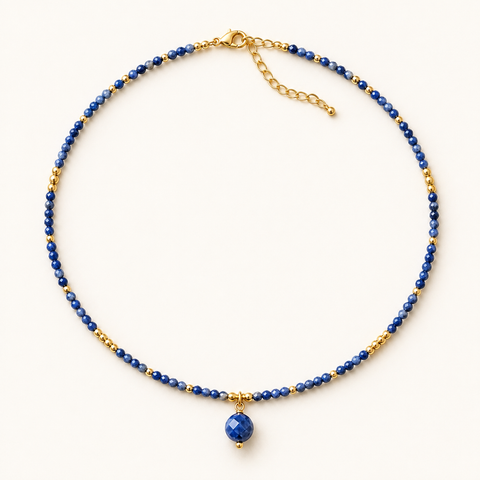 Collier doré en sodalite facettée - 38 à 43 cm sur fond Nacre MilAura