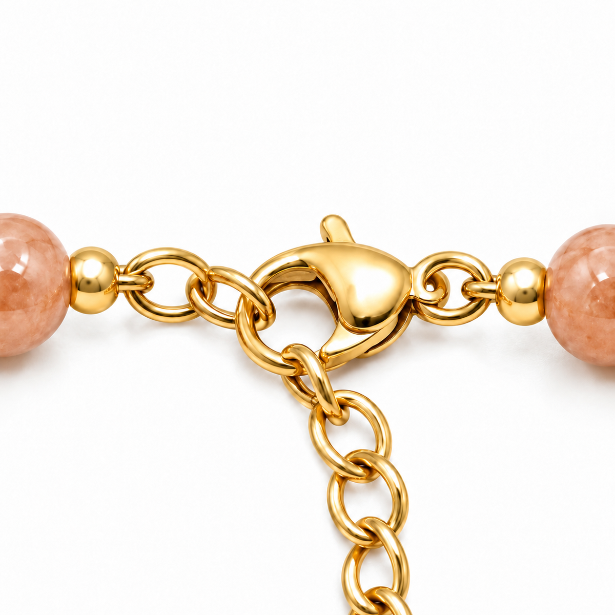 Fermoir mousqueton doré du bracelet, anneaux ovales et départ de la chaîne de rallonge