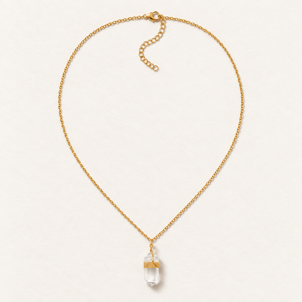 Collier doré en cristal de roche sur fond Nacre MilAura
