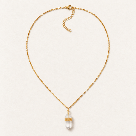 Collier doré en cristal de roche sur fond Nacre MilAura