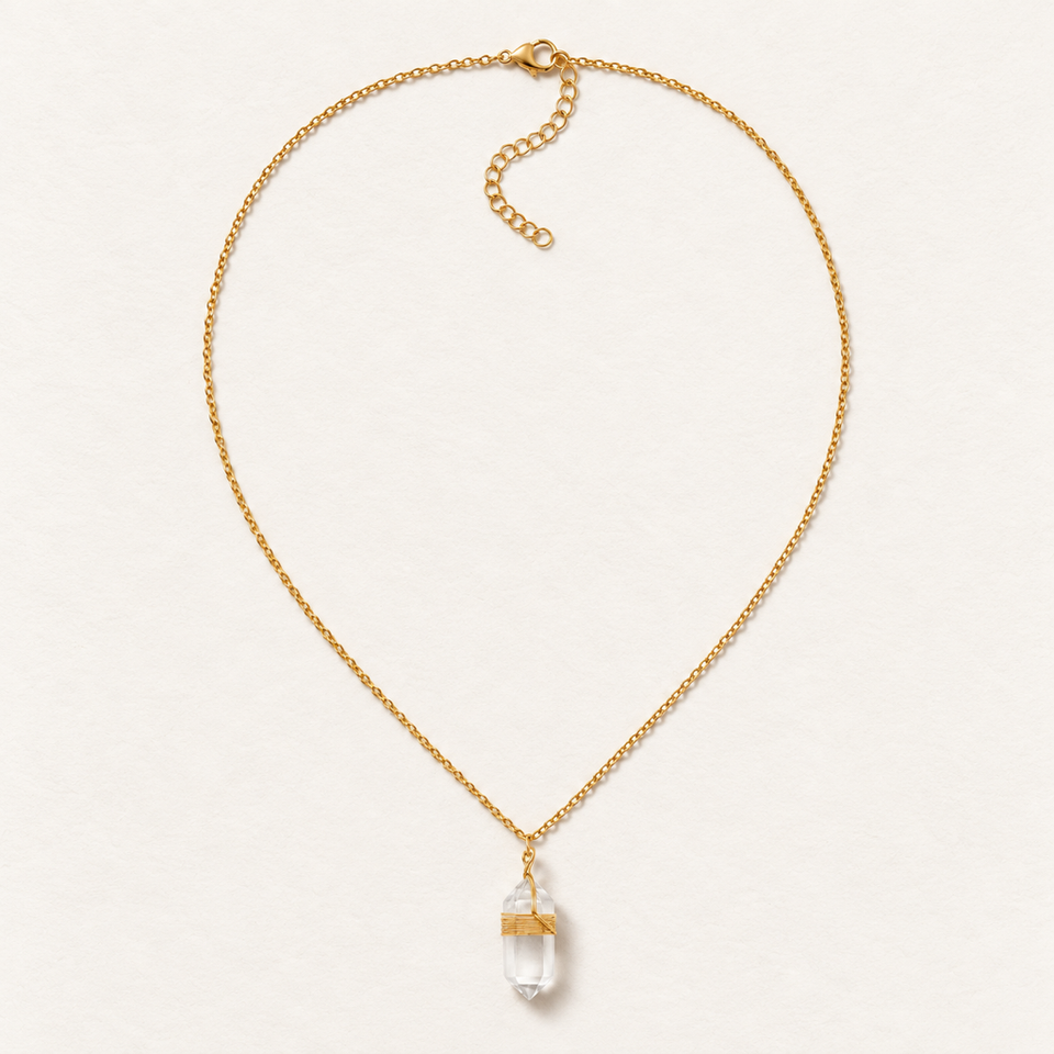 Collier doré en cristal de roche sur fond Nacre MilAura
