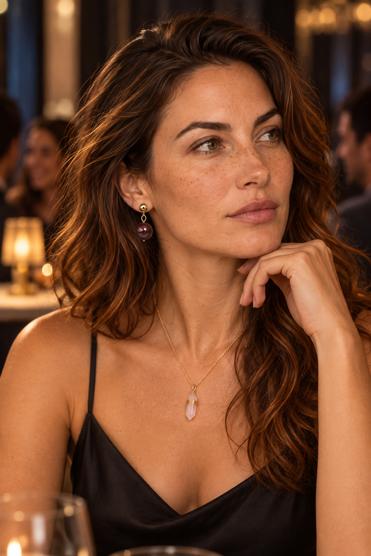 Scène portée verticale mettant en valeur le produit : Boucles d'oreilles pendantes en grenat rouge 12 mm