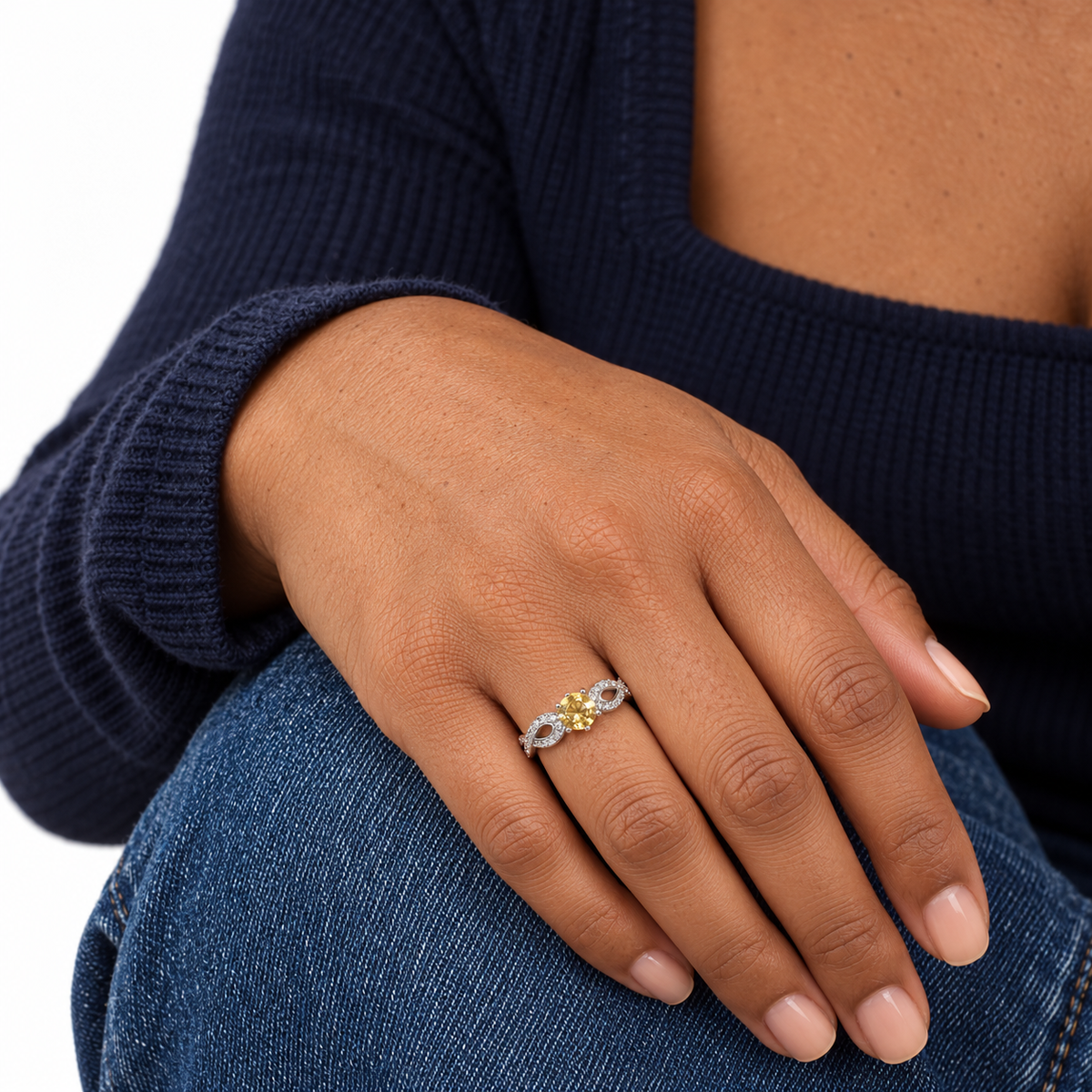 Bague réglable en argent 925 rhodié et citrine facettée : geste au bord du jean
