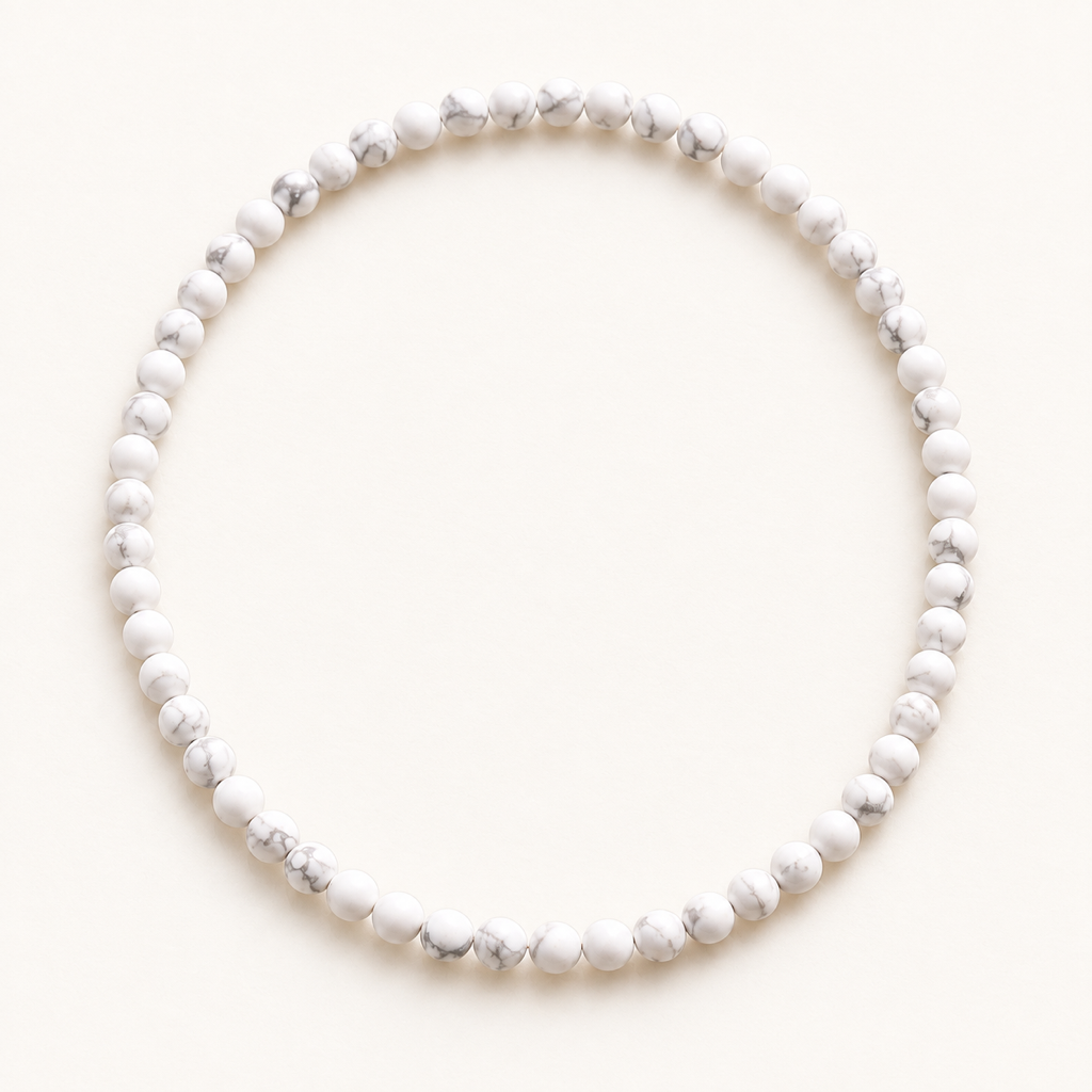 Collier en howlite blanche 6 mm - 45 cm sur fond Nacre MilAura