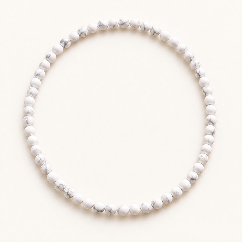 Collier en howlite blanche 6 mm - 45 cm sur fond Nacre MilAura