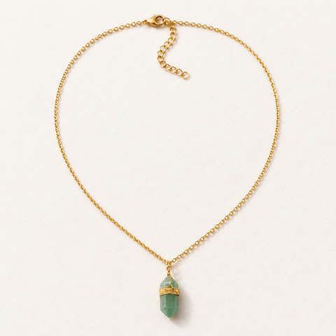 Collier doré en aventurine verte sur fond Nacre MilAura