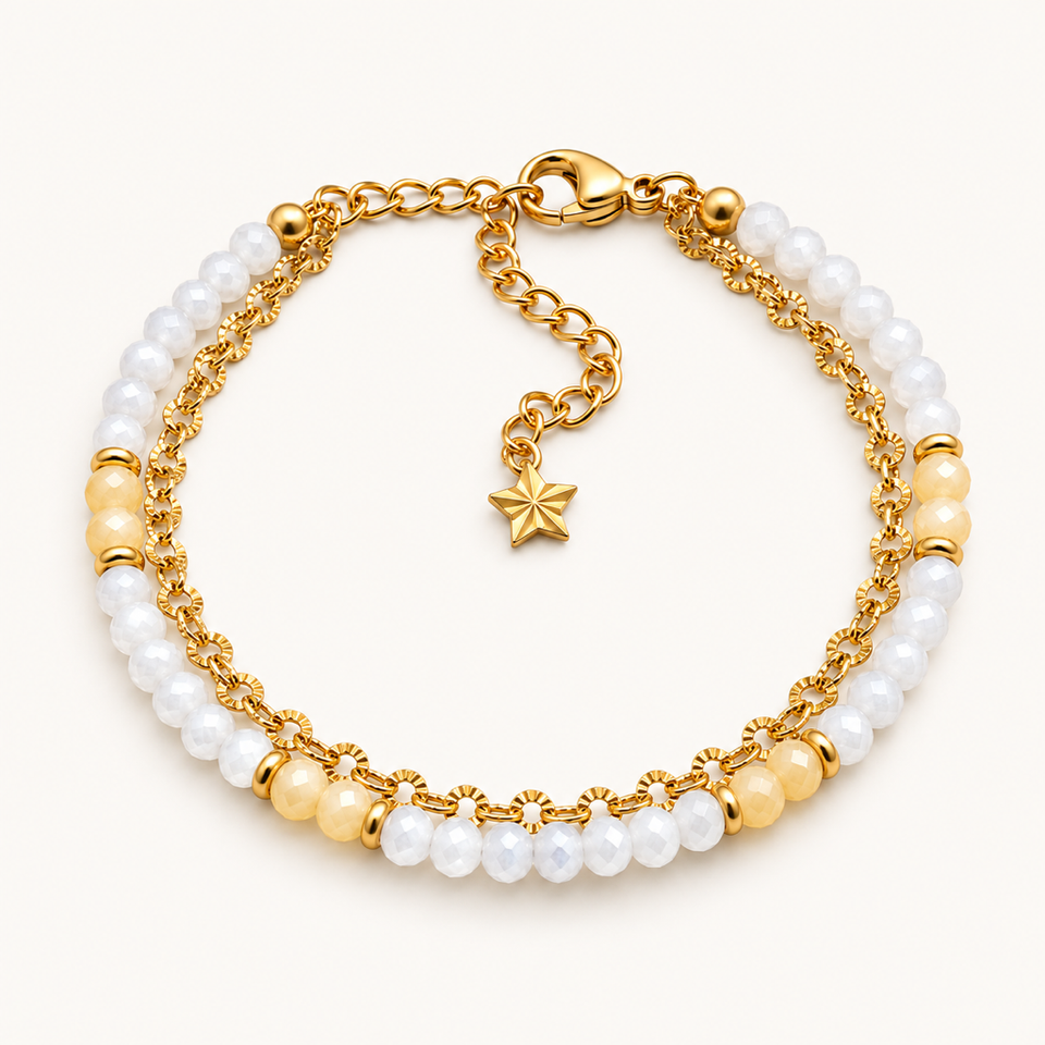 Bracelet doré en nacre et pierre de lune sur fond Nacre MilAura