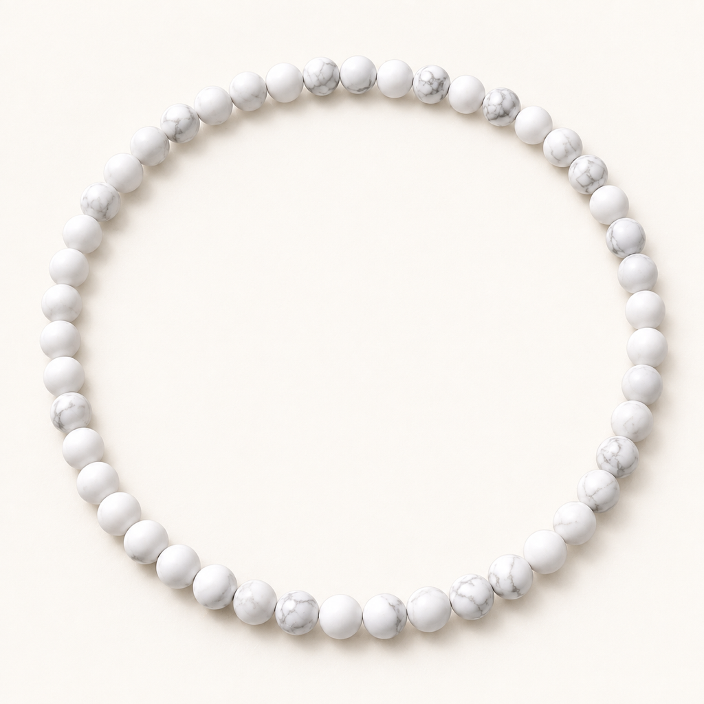 Collier en howlite blanche 8 mm - 45 cm sur fond Nacre MilAura