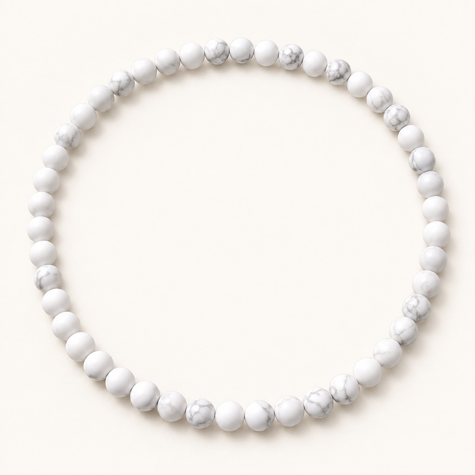 Collier en howlite blanche 8 mm - 45 cm sur fond Nacre MilAura