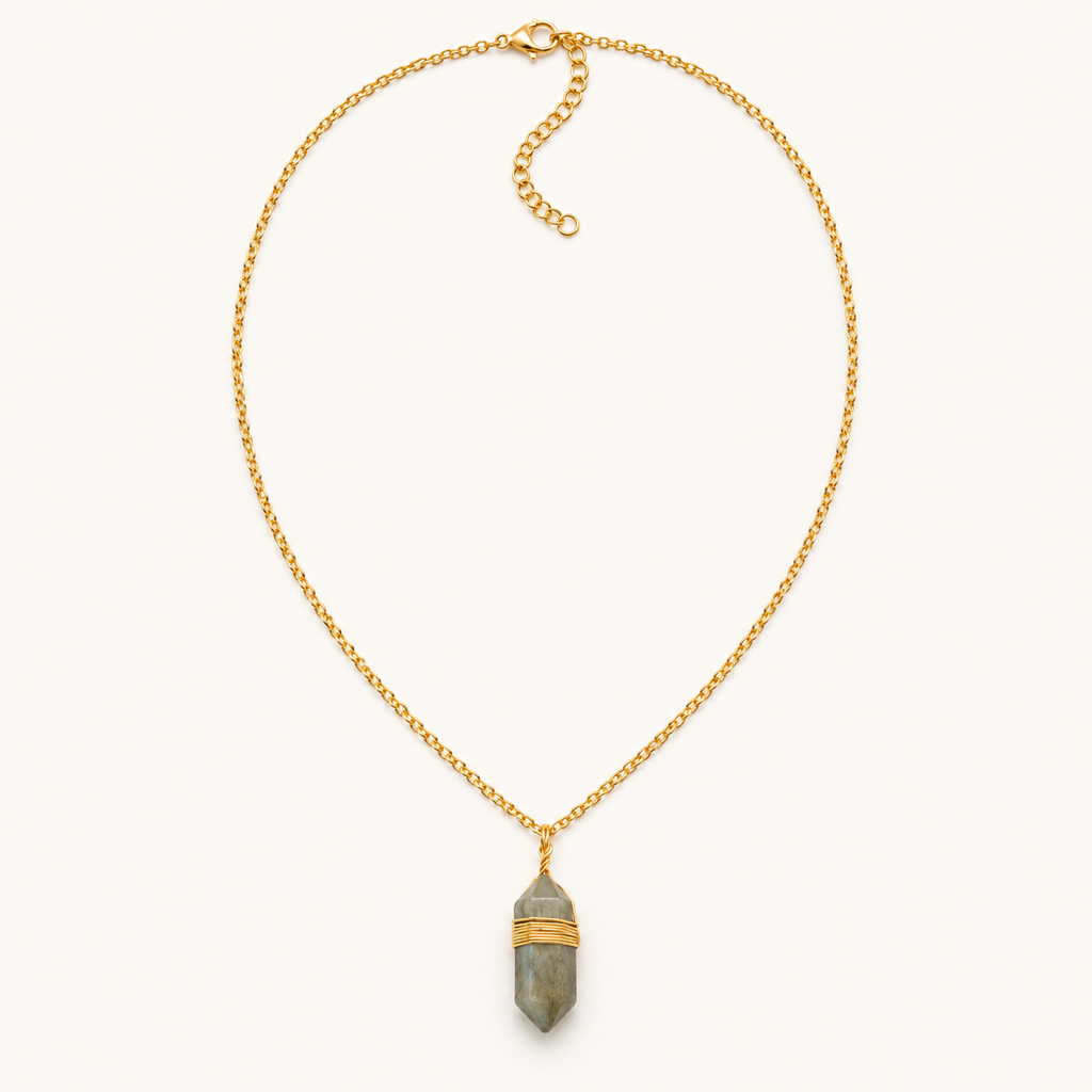 Collier doré en labradorite sur fond Nacre MilAura