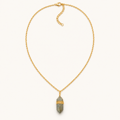 Collier doré en labradorite sur fond Nacre MilAura