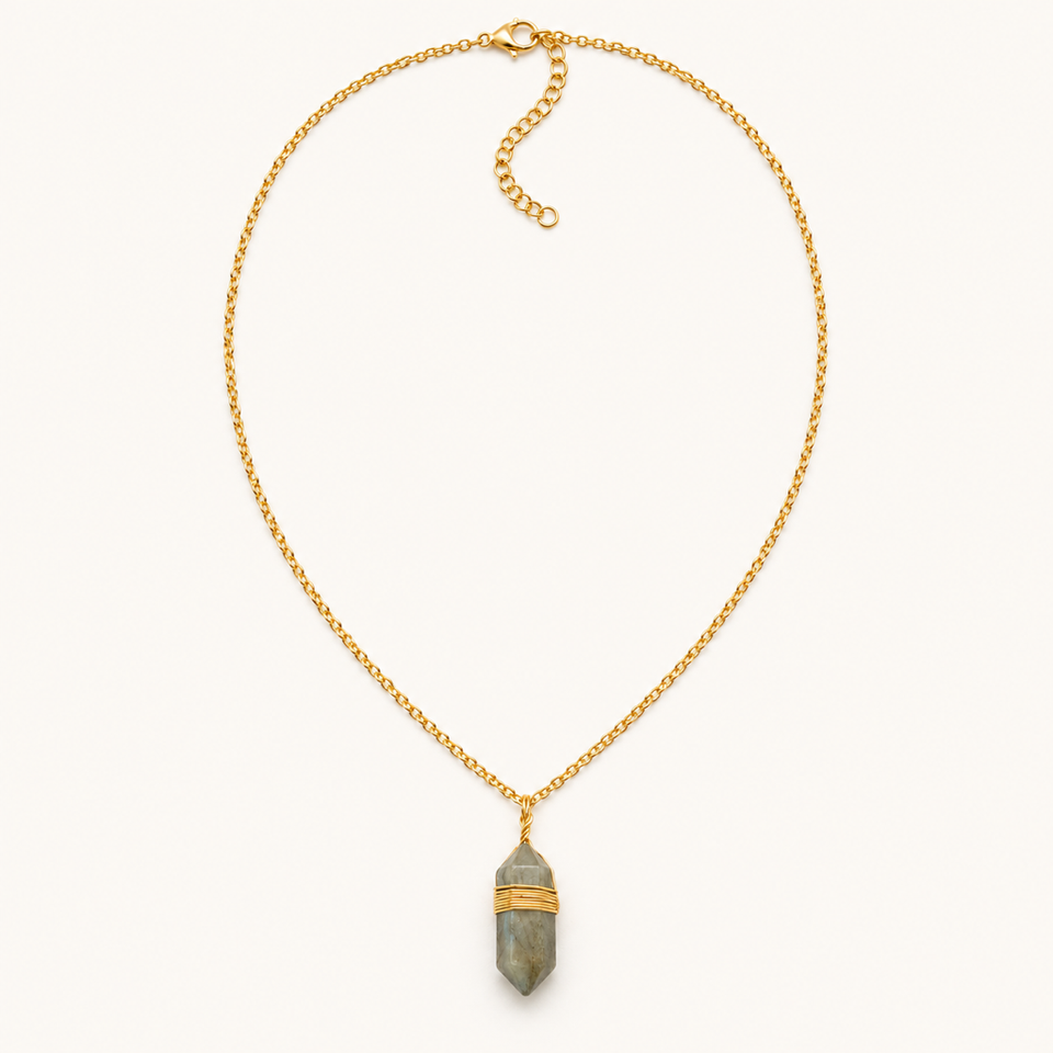 Collier doré en labradorite sur fond Nacre MilAura