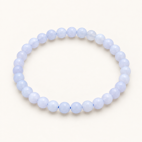 Bracelet en calcédoine bleue de Namibie - Perles de 6 mm sur fond Nacre MilAura