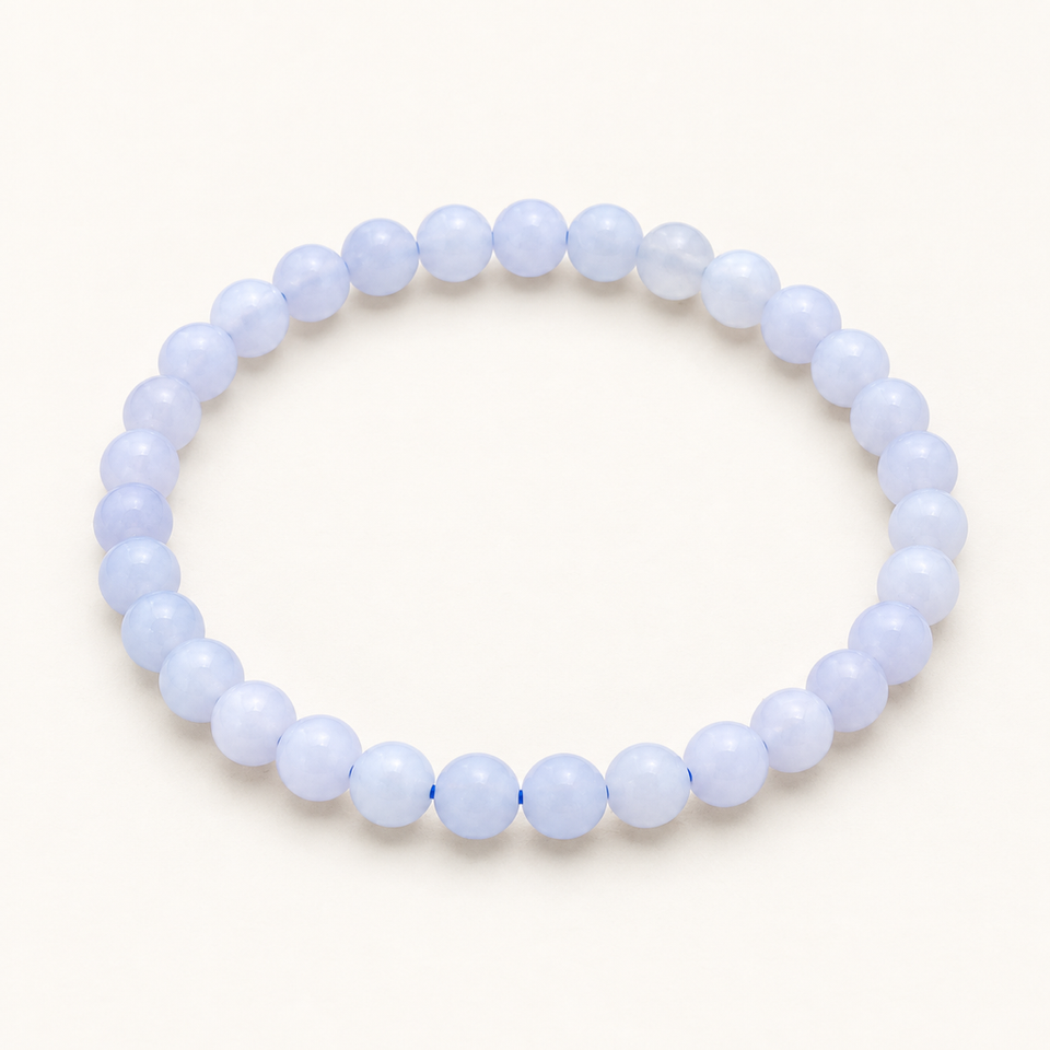 Bracelet en calcédoine bleue de Namibie - Perles de 6 mm sur fond Nacre MilAura