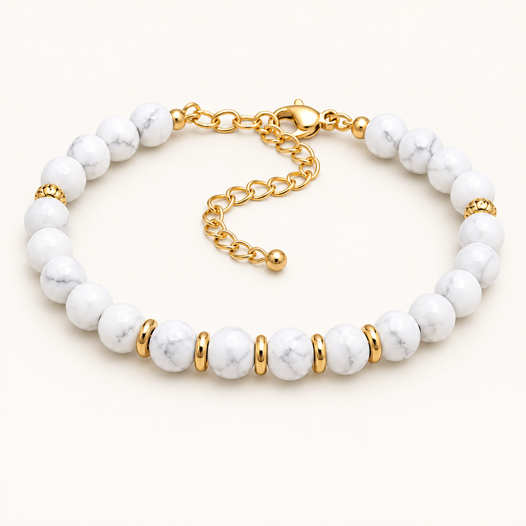 Bracelet Eira doré en howlite blanche 6 mm sur fond Nacre MilAura