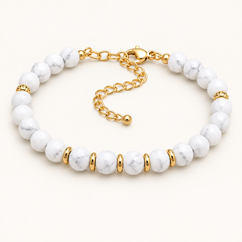 Bracelet Eira doré en howlite blanche 6 mm sur fond Nacre MilAura