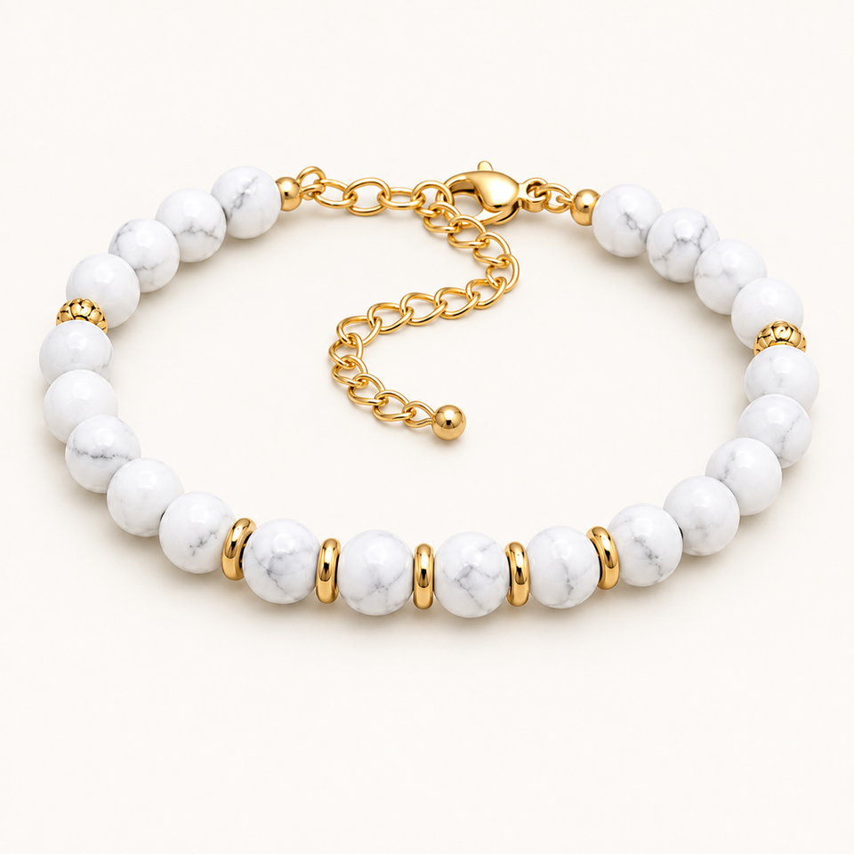Bracelet Eira doré en howlite blanche 6 mm sur fond Nacre MilAura