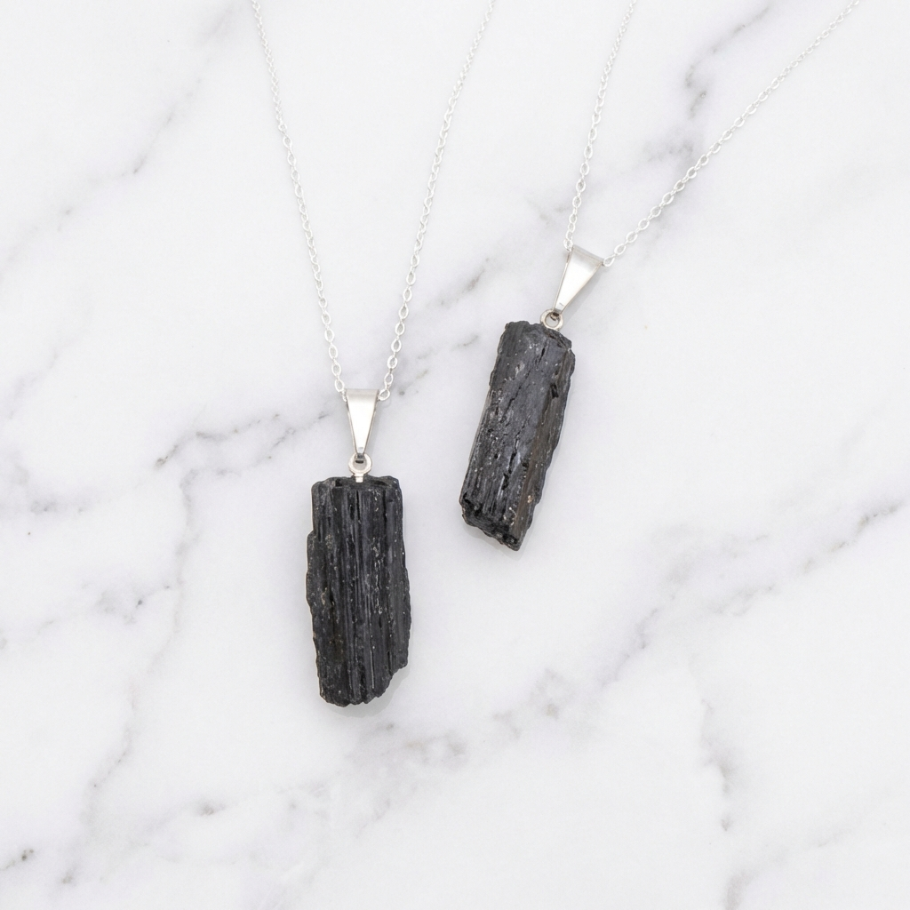 Pendentif Tourmaline Noire — Photo produit sur marbre