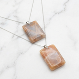 Pendentif Pierre de Lune Orange — Photo produit sur marbre