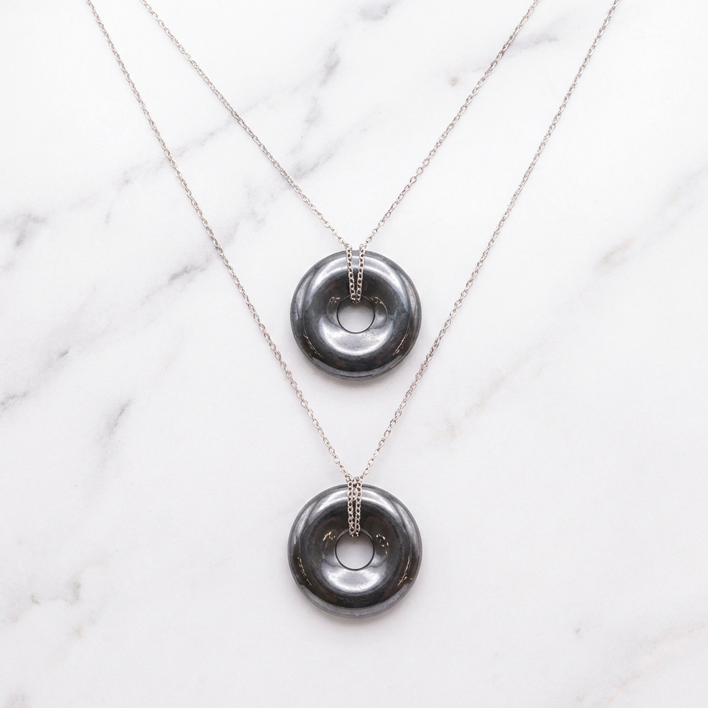 Pendentif Hématite — Photo produit sur marbre