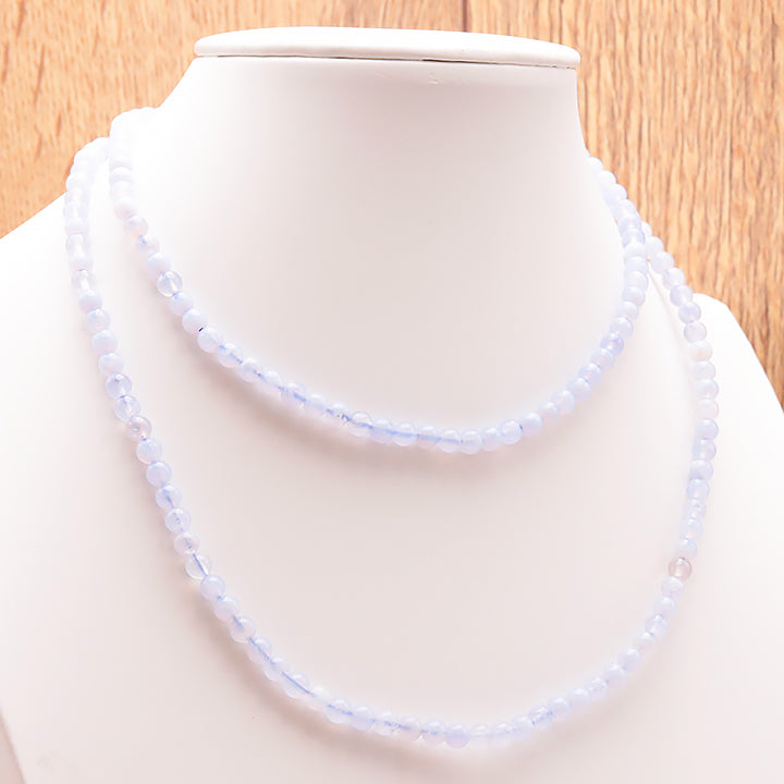 Collier en calcédoine bleue naturelle 4 mm porté sur buste